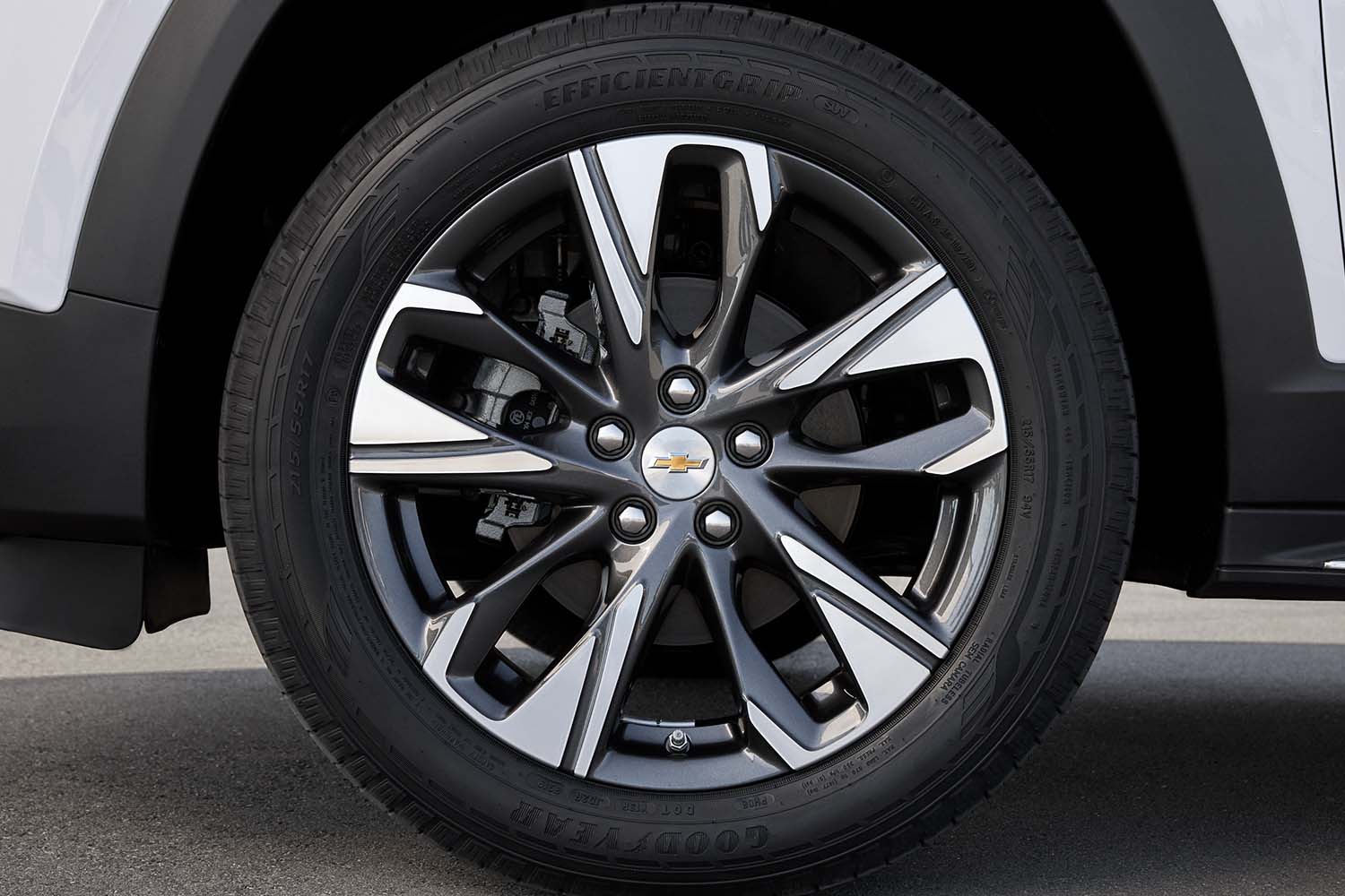 Primer plano de un rin Chevrolet con diseño deportivo en color negro