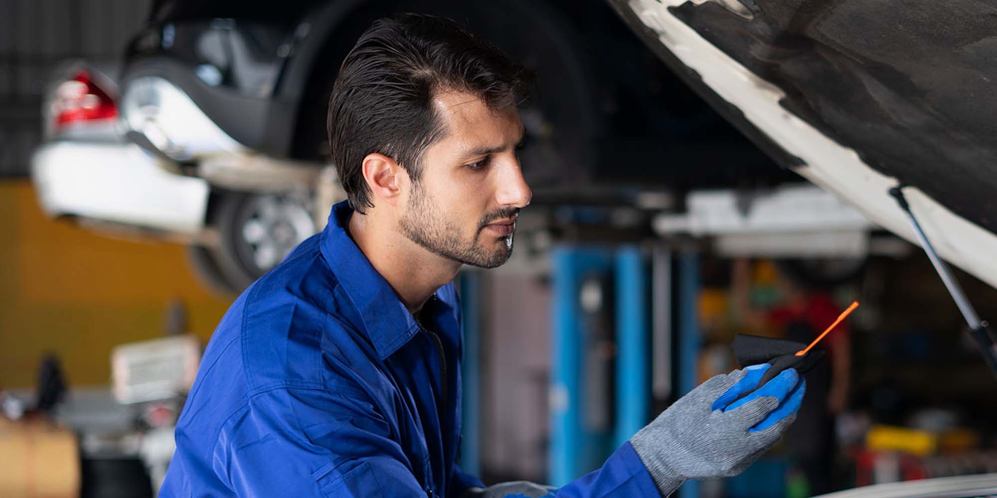 Técnico especializado realizando mantenimiento en Chevrolet Llano Grande.