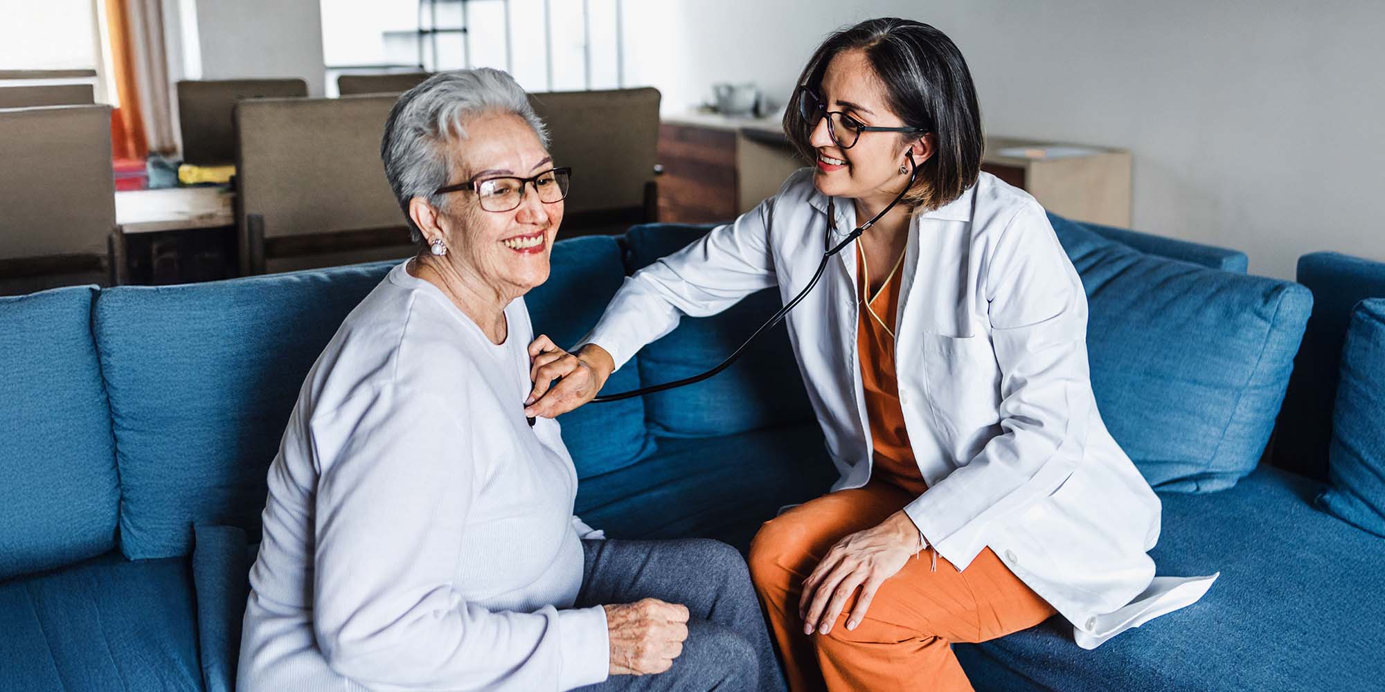 Doctora atendiendo a una adulta mayor en casa