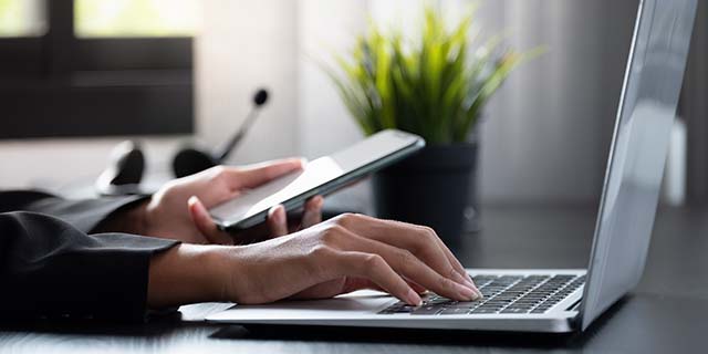 Persona gestionando trámites digitales en Chevrolet Llano Grande