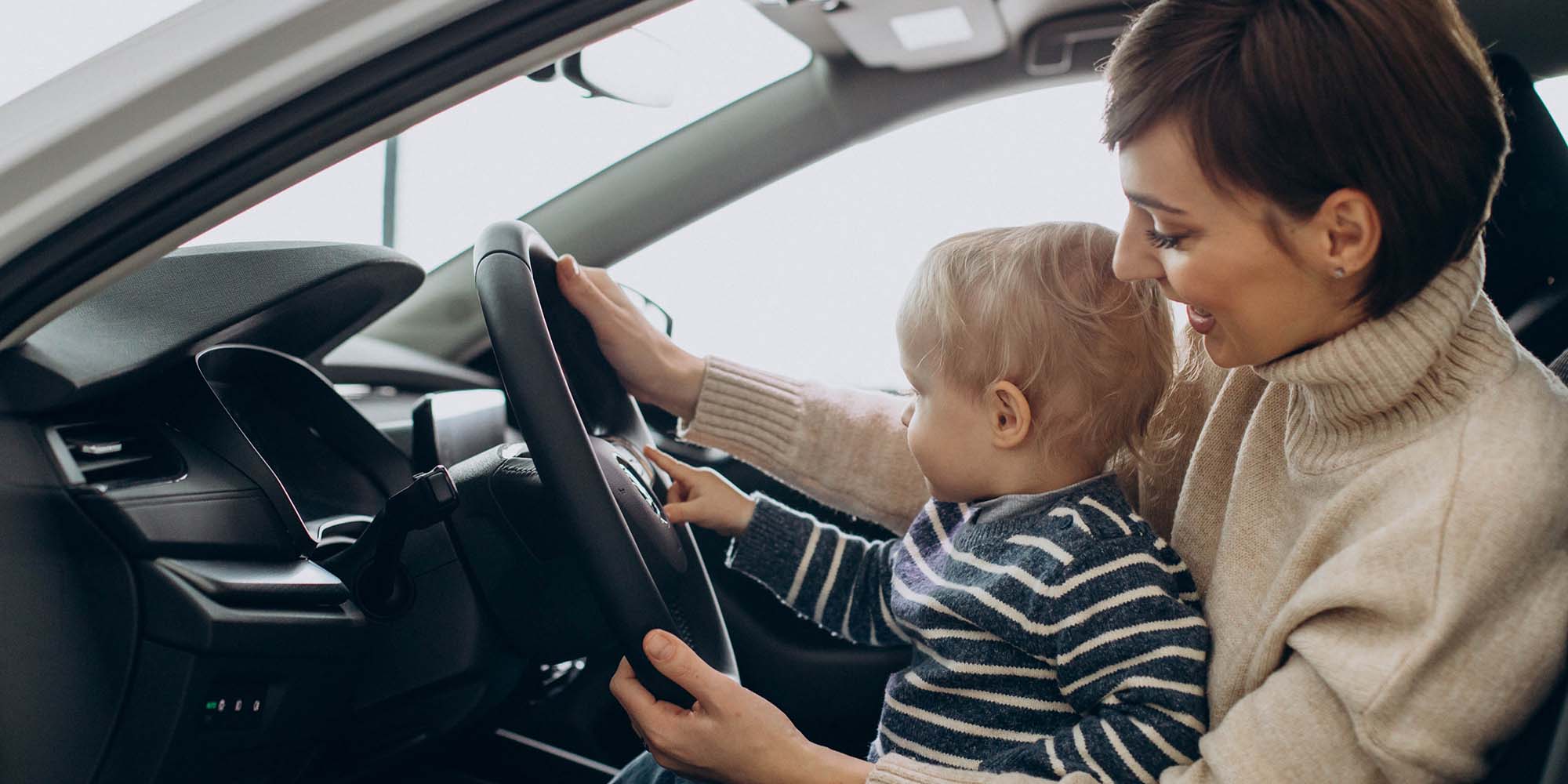 Madre e hijo disfrutando de un Chevrolet, destacando seguridad y confort familiar.