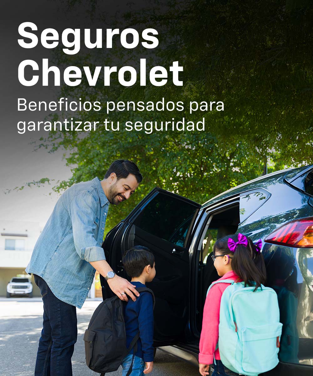 asegurando a sus hijos en un Chevrolet