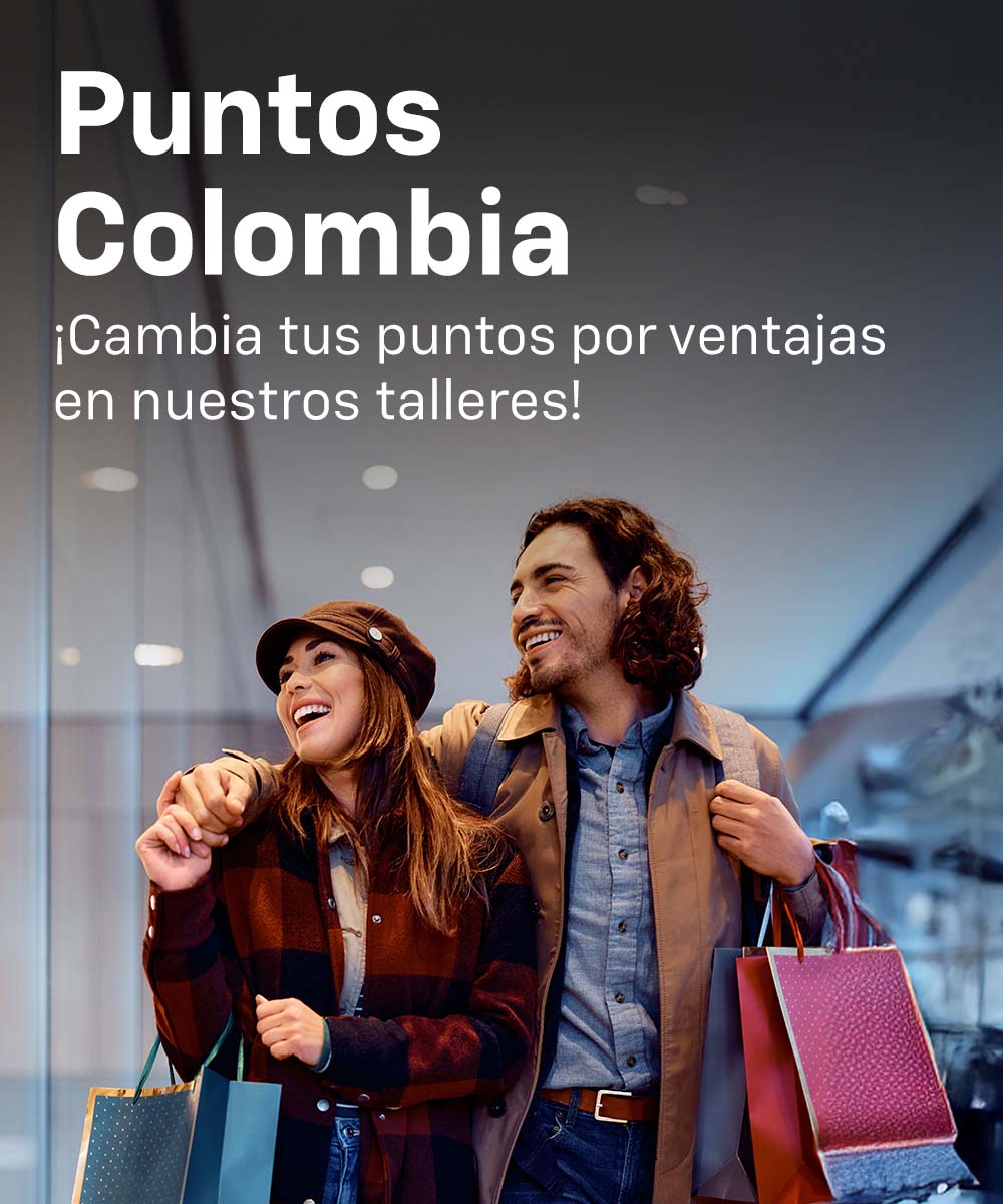 Pareja feliz saliendo de una tienda