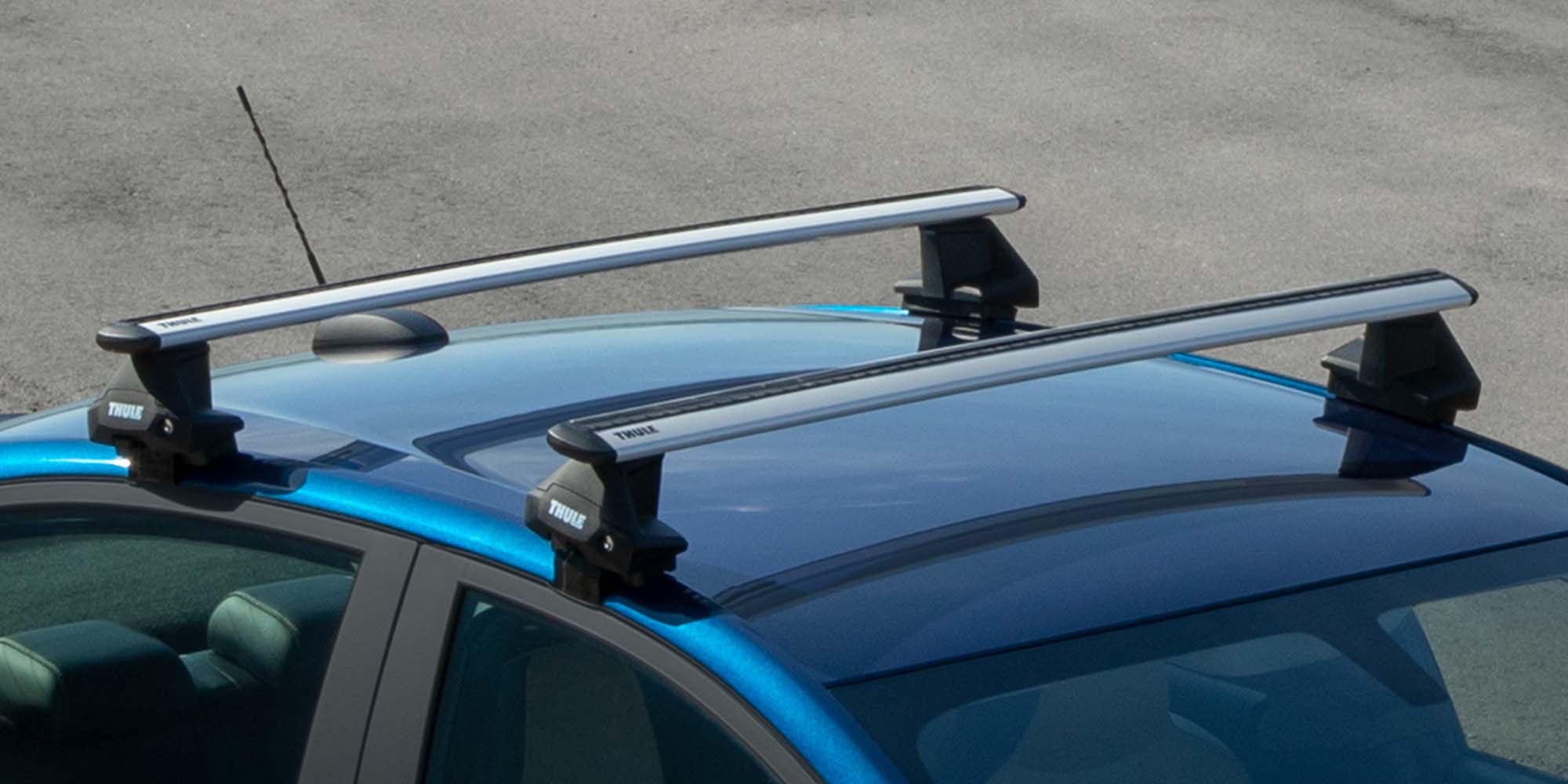 Barras de techo Thule instaladas en un automóvil azul